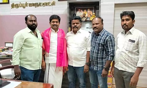 மேயர்  தினேஷ்குமாரை பாராட்டி அவருக்கு நன்றி தெரி விக்கப்பட்ட காட்சி.
