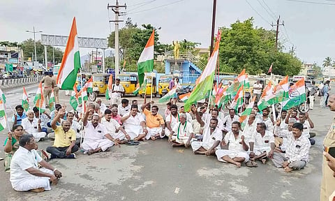 செங்கத்தில் மாவட்ட காங்கிரஸ் தலைவர் ஜி.குமார் தலைமையில் காங்கிரசார் ஆர்ப்பாட்டத்தில் ஈடுபட்டனர்.
