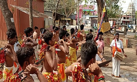 பண்ருட்டி கொம்பு செட்டி பாளையம் சவுடேஸ்வரி அம்மன்  கோவிலில் கத்தி போடும் திருவிழா நடைபெற்ற காட்சி.
