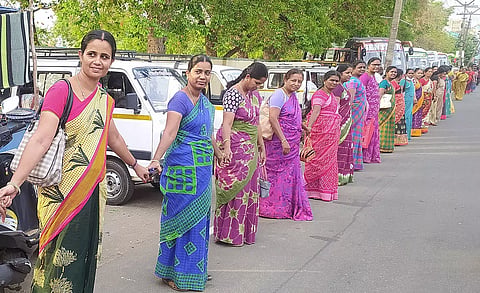 பவானியில் ஜாக்டோ ஜியோ அமைப்பினர் மனித சங்கிலி போராட்டத்தில் ஈடுபட்டனர்.&nbsp;