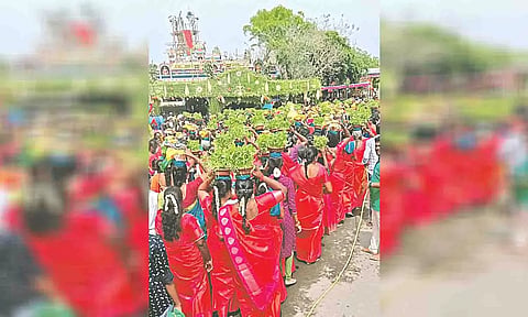 முளைப்பாரி ஊர்வலத்தில் பங்கேற்ற பக்தர்கள்.&nbsp;