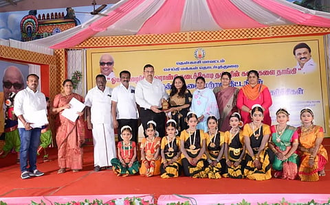 பரதநாட்டிய நிகழ்ச்சியில் கலந்து கொண்ட மாணவிகள், கலெக்டருடன் குழு புகைப்படம் எடுத்துக் கொண்ட காட்சி.
