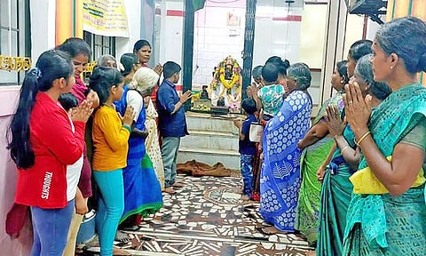 பூஜையில் கலந்து கொண்ட பக்தர்களை படத்தில் காணலாம்.