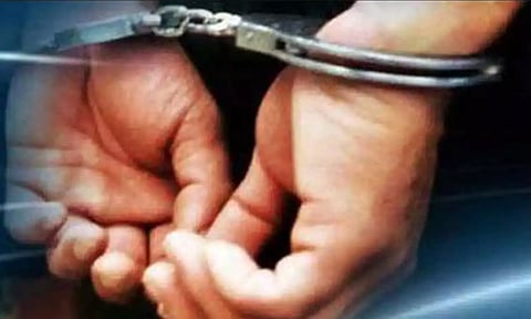 ஓடும் ரெயிலில் டிக்கெட் பரிசோதகரை தாக்கியவர் கைது