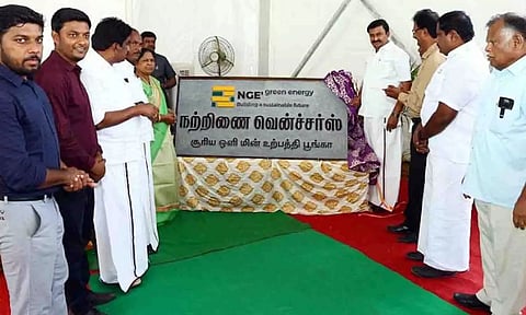 சூரிய ஒளி மின்சக்தி உற்பத்தி திட்டத்தை  தமிழக செய்தித்துறை அமைச்சர் மு.பெ.சாமிநாதன், ஆதிதிராவிடர் நலத்துறை அமைச்சர்  கயல்விழி செல்வராஜ் ஆகியோர் தொடங்கி வைத்த காட்சி.