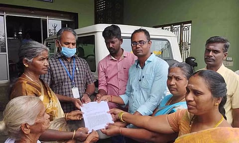 மனு அளித்த பொதுமக்கள்.&nbsp;