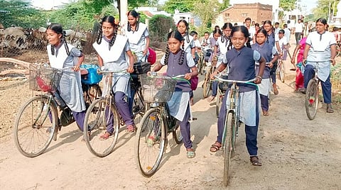 சரியான நேரத்தில் பஸ் இயக்காததால் பள்ளி மாணவிகள் அவதி