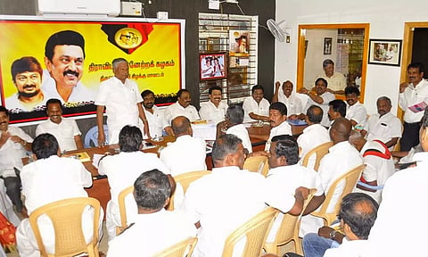 கூட்டத்தில் கிழக்கு மாவட்ட செயலாளர் ஆவுடையப்பன் பேசிய காட்சி.