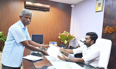 கமிஷனர் சிவ கிருஷ்ணமூர்த்தியிடம் பொதுமக்கள் மனு அளித்தனர்.