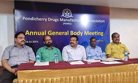 பொதுக்குழுக் கூட்டம் தனியார் விடுதியில் நடைபெற்ற காட்சி.
