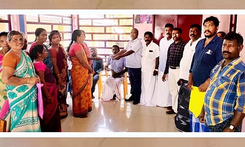 முகாமில் தாசில்தார்  தங்கையா கலந்து கொண்டு மனுக்களை பெற்றார்.