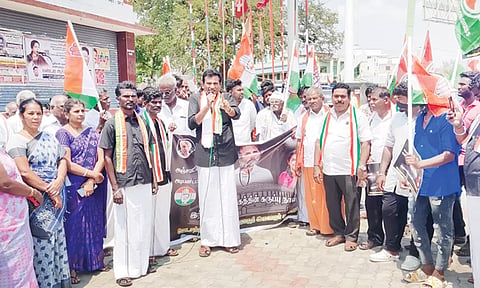 ஆர்ப்பாட்டத்தில் கலந்து கொண்டவர்கள்.