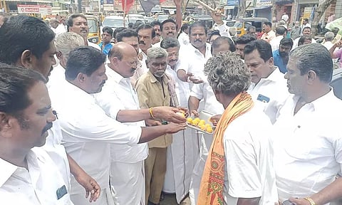 பொதுமக்களுக்கு அ.தி.மு.க.வினர் இனிப்பு வழங்கியபோது எடுத்த படம்.&nbsp;