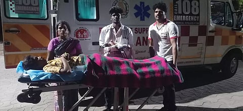 கோவையில் கர்ப்பிணிக்கு வீட்டில் பிரசவம் பார்த்த ஆம்புலன்ஸ் ஊழியர்கள்