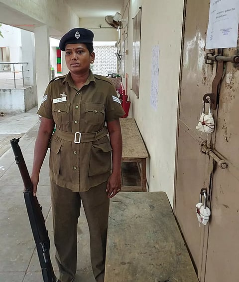 கோபி நகராட்சி ஆண்கள் மேல்நிலைப்பள்ளியில் 10-ம் வகுப்பு பொதுத்தேர்வு வினாத்தாள் வைக்கப்பட்டுள்ள அறைக்கு துப்பாக்கி ஏந்திய போலீஸ் பாதுகாப்பு போடப்பட்டுள்ளது.