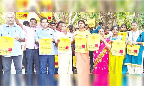 &nbsp;மஞ்சப்பை பயன்படுத்துவது குறித்து பொதுமக்களுக்கு விழிப்புணர்வு ஏற்படுத்தப்பட்ட காட்சி.