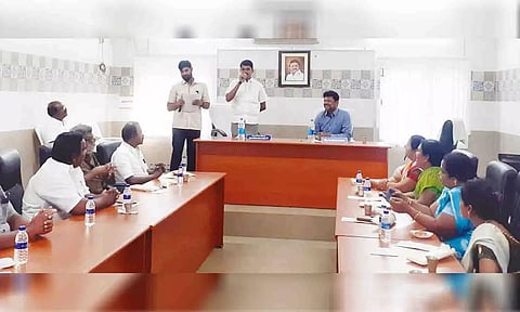 காங்கயம் நகர்மன்ற கூட்டம் நகராட்சி தலைவர் சூரியபிரகாஷ் தலைமையில் நடைபெற்ற காட்சி.&nbsp;