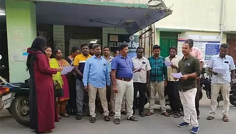 கிராம நிர்வாக அலுவலர்கள் ஆர்ப்பாட்டத்தில் ஈடுபட்ட காட்சி.
