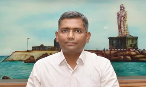 கலெக்டர் ஸ்ரீதர்.