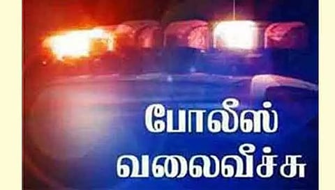 லாரி டிரைவர் உள்பட 2 பேரிடம் கத்தியை காட்டி மிரட்டி வழிப்பறி