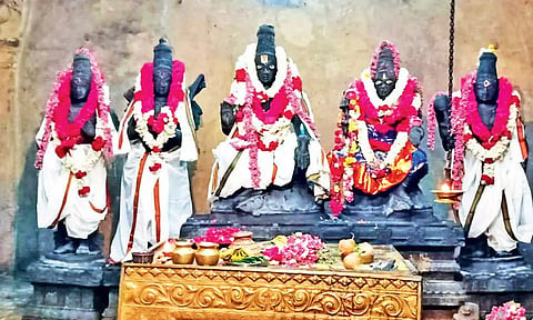 சீதாதேவி சமேத ராமன் பட்டாபிஷேக கோலத்தில் காட்சியளித்தார்.