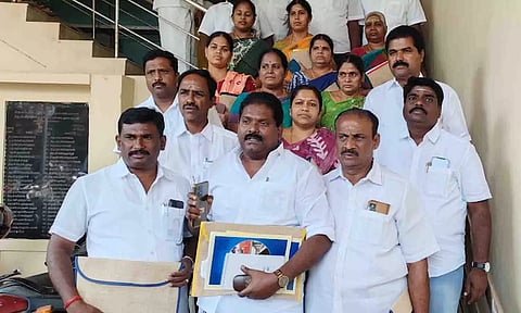 எதிர்க்கட்சி தலைவர் அன்பகம் திருப்பதி தலைமையில் அ.தி.மு.க.கவுன்சிலர்கள் வெளிநடப்பு செய்த காட்சி.&nbsp;