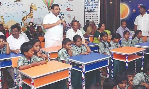 உடுமலை நகராட்சி தொடக்கப்பள்ளியில் புதிதாக ஸ்மார்ட் வகுப்பறை தொடங்கப்பட்டுள்ளதை படத்தில் காணலாம்.&nbsp;