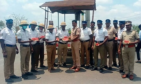போக்குவரத்து போலீசாருக்கு பழச்சாறு, தொப்பிகள் வழங்கும் நிகழ்ச்சி.