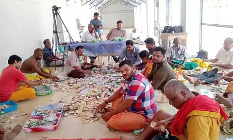 அறநிலைத்துறை பணியாளர்கள் உண்டியலில் காணிக்கை எண்ணிய காட்சி.