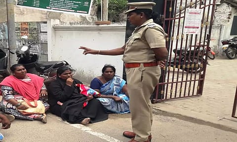 கைக்குழந்ரை மற்றும் உறவினர்களுடன் சிதம்பரம் பள்ளிவாசல் முன்புதர்ணாவில் ஈடுபட்ட இளம்பெண்னுடன்&nbsp;போலீசார் பேச்சுவார்த்தை நடத்தியதை படத்தில் காணலாம்.