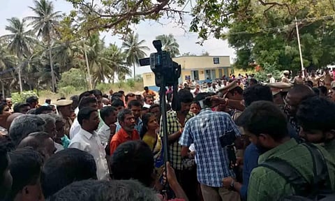&nbsp;இரு தரப்பினர் இடையே கடுமையான வாக்குவாதம் ஏற்பட்ட காட்சி.