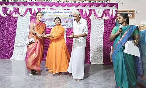 பேரூராட்சி தலைவர் லாவண்யா ராமேஸ்வரன் பள்ளி மாணவர்களுக்கு பரிசுகள் வழங்கிய போது எடுத்த படம்.&nbsp;