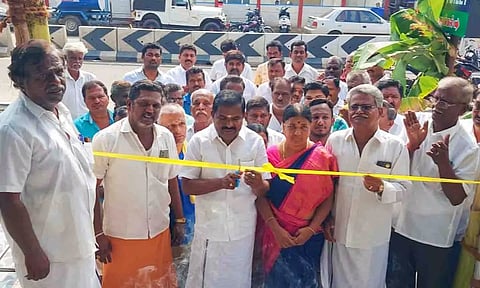 நவீன கட்டண கழிப்பிடத்தை  விஜயகுமார் எம்.எல்.ஏ., திறந்து வைத்த காட்சி.&nbsp; &nbsp;