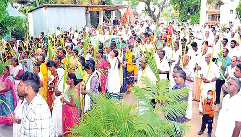 சங்ககிரியில் கிறிஸ்தவர்கள் குருத்தோலைகளை கையில் ஏந்தி ஊர்வலமாக சென்ற காட்சி.&nbsp;
