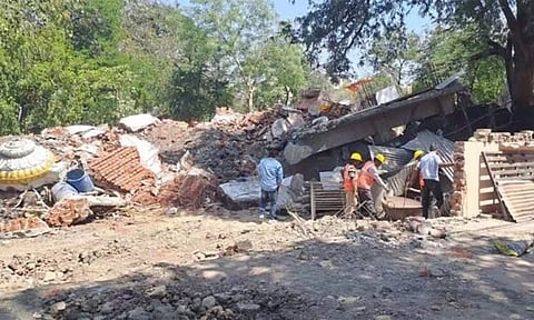 36 பக்தர்கள் உயிரை பறித்த கிணறு..  கோவில் கட்டுமானம் இடித்து அகற்றம்