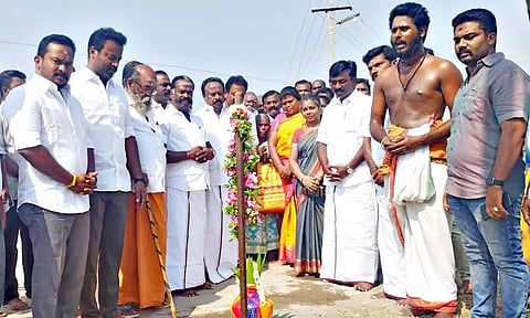 ரூ.1 கோடி மதிப்பில் தார்ச்சாலை அமைக்கும் பணிக்கு பூமி பூஜை நடந்தது.&nbsp;