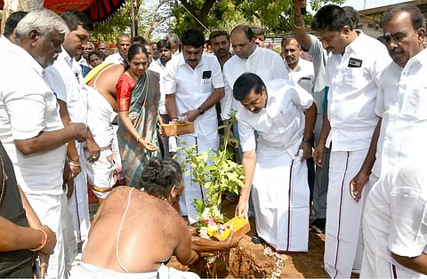 சென்னிமலை முருகன் கோவில் அடிவாரத்தில் பக்தர்கள் காத்திருப்பு கூடம் கட்டும் பணியை அமைச்சர் மு.பெ.சாமிநாதன்  பூமி பூஜை செய்து தொடங்கி வைத்தார்.&nbsp;