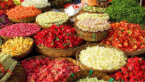 பரமத்திவேலூர் பகுதியில் பங்குனி உத்திரத்தை முன்னிட்டு பூக்களின் விலை கிடுகிடு உயர்வு