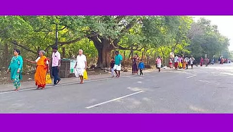 கிரிவலம் வந்த பக்தர்கள்.