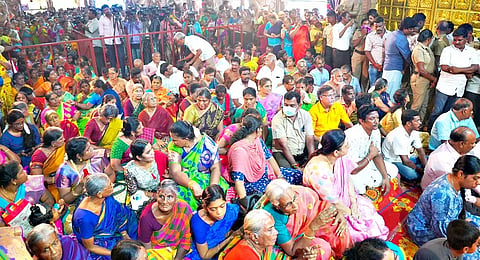 திருமண விழாவில் பங்கேற்ற பக்தர்கள்.