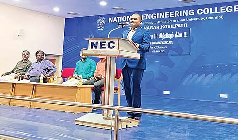 கல்வியாளர்  அஸ்வின் பேசியபோது எடுத்தபடம்.