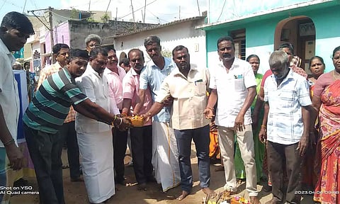 &nbsp;அங்காளன் எம்.எல்.ஏ. கழிவுநீர் கால்வாய் அமைக்கும் பணியை பூமி பூஜை செய்த காட்சி.