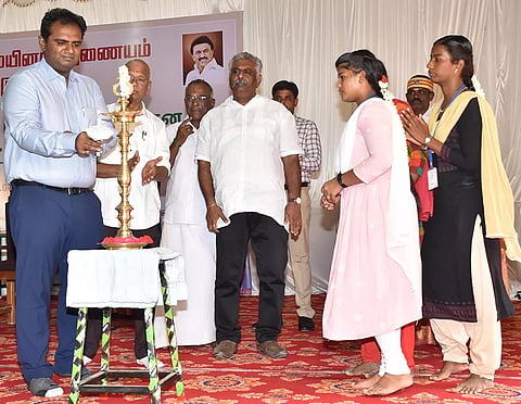 பேச்சுப்போட்டியை கலெக்டர் அனீஷ்சேகர் குத்துவிளக்கேற்றி தொடங்கி வைத்தார். அருகில் மாநில ஒருங்கிணைப்பாளர் அழகிரிசாமி மற்றும் பலர் உள்ளனர்.&nbsp;
