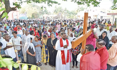 &nbsp;புனித வெள்ளியையொட்டி கடலூர் கார்மேல் அன்னை ஆலயத்தில் சிலுவை  பாதை வழிபாடு நடைபெற்ற காட்சி.இதில் திரளான கிறிஸ்தவர்கள் கலந்து கொண்டனர்.
