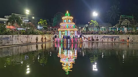 காரைக்கால் கைலாசநாதர் கோவிலில் தெப்பத் திருவிழா நடைபெற்றது.&nbsp;
