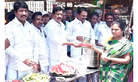 நீர்மோர் பந்தலை அ.தி.மு.க. மாநில செயலாளர்  அன்பழகன்  திறந்து வைத்து தர்பூசணி வழங்கிய காட்சி.