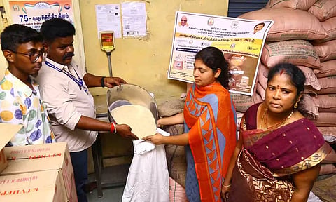பொதுமக்கள் ரேஷன் கடையில் செறிவூட்டப்பட்ட அரிசியை வாங்கி செல்வதை படத்தில் காணலாம்.&nbsp;