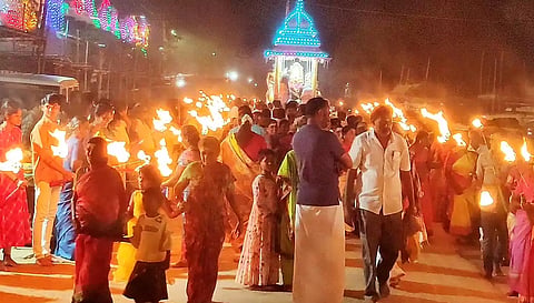 கொன்னையூர் முத்துமாரியம்மன்  கோவிலில் தீப்பந்தம் பிடித்து வந்து பக்தர்கள் நேர்த்திக்கடன்
