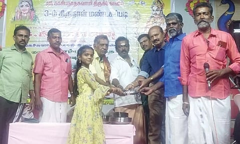 கலைநிகழ்ச்சிகளில் வெற்றி பெற்ற  மாணவி ஒருவருக்கு பரிசுகள் வழங்கப்பட்ட காட்சி.
