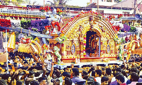 ஏழூர் பல்லக்கு புறப்பாடு நடந்தது.